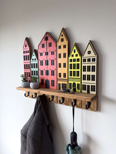 Półka ścienna i wieszak na ubrania inspirowany miastem – lite drewno, wykończenie w ciemnym dębie – pionowy organizer do przechowywania i przedpokoju do nowoczesnego domu