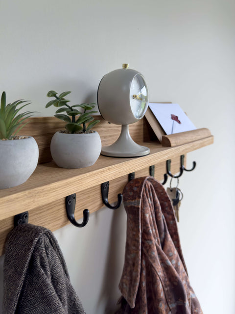 Organizer ścienny z połowy XX wieku, półka domowa – lite drewno, wykończenie w ciemnym dębie – przedpokój, organizer na pocztę i wieszaki na ubrania