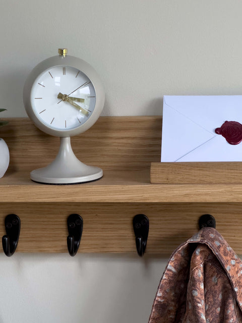 Organizer ścienny z połowy XX wieku, półka domowa – lite drewno, wykończenie w ciemnym dębie – przedpokój, organizer na pocztę i wieszaki na ubrania