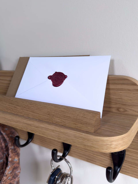 Organizer ścienny z połowy XX wieku, półka domowa – lite drewno, wykończenie w ciemnym dębie – przedpokój, organizer na pocztę i wieszaki na ubrania