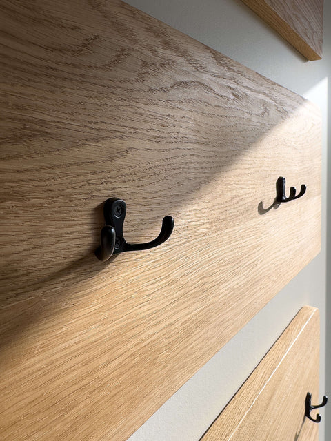 Półka ścienna z litego drewna i wieszak na ubrania z półką – styl skandynawski z 8 metalowymi haczykami