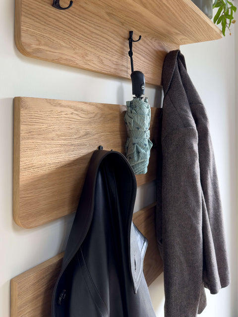 Półka ścienna z litego drewna i wieszak na ubrania z półką – styl skandynawski z 8 metalowymi haczykami