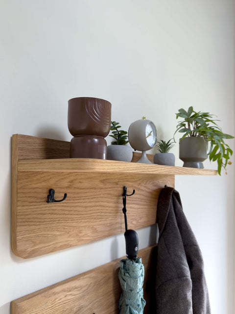 Półka ścienna z litego drewna i wieszak na ubrania z półką – styl skandynawski z 8 metalowymi haczykami