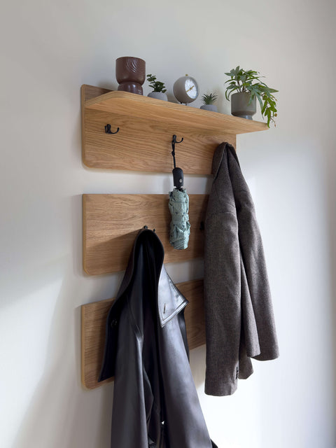Półka ścienna z litego drewna i wieszak na ubrania z półką – styl skandynawski z 8 metalowymi haczykami