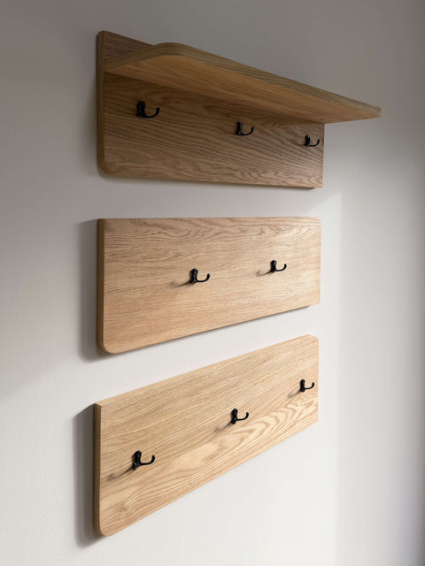 Półka ścienna z litego drewna i wieszak na ubrania z półką – styl skandynawski z 8 metalowymi haczykami