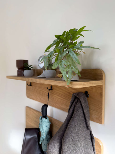 Półka ścienna z litego drewna i wieszak na ubrania z półką – styl skandynawski z 8 metalowymi haczykami