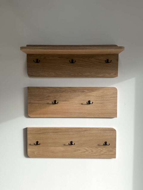 Półka ścienna z litego drewna i wieszak na ubrania z półką – styl skandynawski z 8 metalowymi haczykami