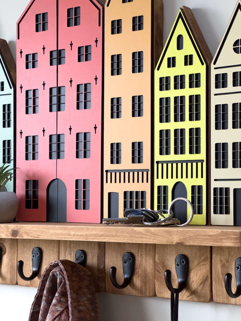 Półka ścienna i wieszak na ubrania inspirowany miastem – lite drewno, wykończenie w ciemnym dębie – pionowy organizer do przechowywania i przedpokoju do nowoczesnego domu